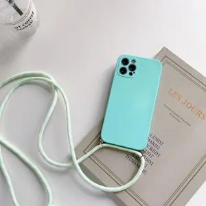 Mintgroene siliconen crossbody hoesje detail, verstelbaar geweven koord, zacht en beschermend.