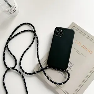 Gedetailleerd overzicht van zwart siliconen telefoonhoesje met verstelbare zwart-witte draagriem.