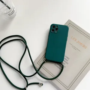 Detail van de donkergroene siliconen telefoonhoes met zachte textuur en verstelbaar koord.