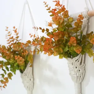Boho Makramee Wandbehang Blumenampel mit künstlichen Eukalyptusblättern für Balkon Deko.