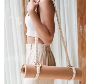 Tracolla per tappetino yoga in macramé intrecciata a mano con anelli in legno portatile.