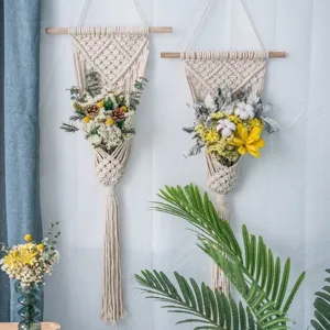 Detailansicht des nordischen handgefertigten Makramee Blumenampel Wandbehangs mit Trockenblumen.