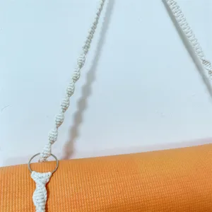 Dettaglio tracolla per tappetino yoga in macramè fatto a mano, corda in cotone con anello.