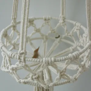 Handgemaakte macrame plantenhanger detail, katoenen touw mand voor binnen decoratie.
