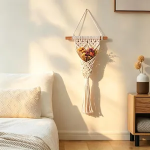 Detailansicht der handgefertigten Makramee Blumenampel Wanddekoration mit feinem Baumwollmuster.