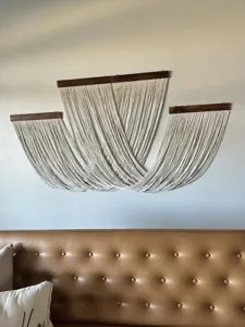 Bohemian handgemaakt katoenen touw geweven wandhangend met houten staven voor decor.