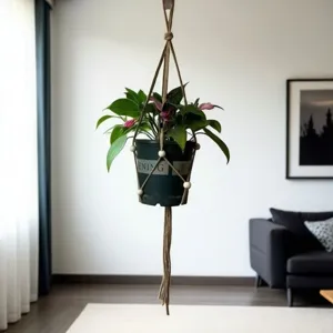 Close-up van handgemaakte boheemse macramé plantenhanger met natuurlijk jute touw en kralen.