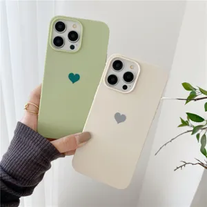 Détail de coque de téléphone en silicone mat avec joli motif de cœur et protection.