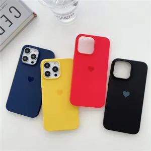 Coque de téléphone en silicone mat avec joli design de cœur compatible avec plusieurs iPhone.