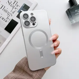 Gros plan sur la coque magnétique en peinture métallique avec lentille en verre et anneau MagSafe.