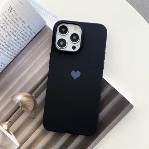 Détail de la coque de téléphone mate avec motif cœur élégant sur fond texturé élégant.