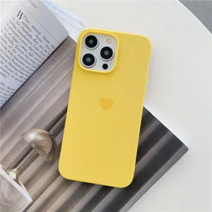 Coque de téléphone jaune mate avec design de cœur mignon, découpes précises, housse de protection.