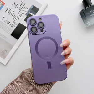 Détail de coque de téléphone magnétique violette avec finition métallique et charge sans fil.
