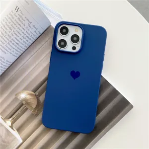 Vue détaillée de la coque iPhone mate bleue avec un joli motif de cœur, design élégant.