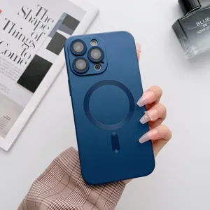 Détail de la coque de téléphone magnétique bleue avec découpes précises et anneau.