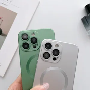 Vue détaillée de coques de téléphone magnétiques en vert et argent avec protection d'objectif.