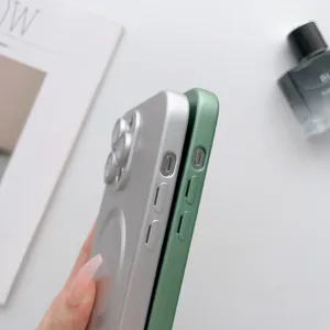 Gros plan détaillé de la coque de téléphone magnétique avec finition métal et verre.
