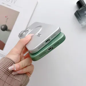 Vue détaillée de la coque de téléphone magnétique en argent et vert avec protège-lentille.