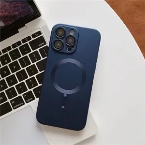Vue détaillée de coque de téléphone MagSafe bleu foncé avec anneau texturé et découpe caméra.