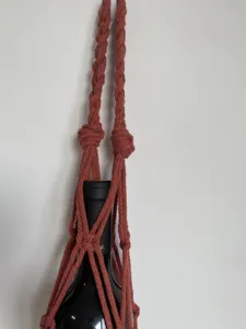 Sac en macramé de coton fait main pour bouteille de vin, filet de transport réutilisable.