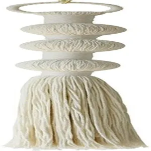 Gedetailleerd shot van de handgemaakte katoenen macramé bol wandhangende boho decoratie.