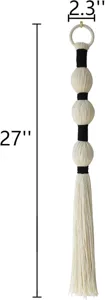 Handgemaakte macramé wandhanger met geweven bollen en lange kwast voor bohemian inrichting.