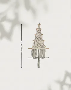 Détail de suspension murale sapin de Noël en macramé, déco corde coton avec perles bois.