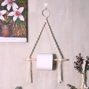 Porte-papier toilette en macramé fait main avec bâton en bois, déco murale bohème pour salle de bain.