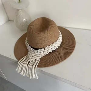 Handgemachter gewebter Strohhut mit boho Fransen Makramee Band für Sommer Urlaub.