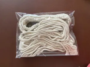 Handgemachte gewebte Baumwollfransen-Borte im Detail, ideal für Boho-Hutdekoration und DIY-Projekte.