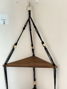Etagere d'angle macrame boheme faite main avec perles en bois pour rangement mural.