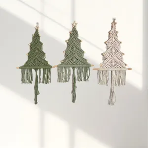 Suspension murale sapin de Noel en macrame coton fait main avec perles et franges bois.