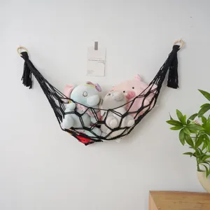 Zwarte macrame speelgoed hangmat, handgeweven boho pop opbergnet voor de muur thuis.