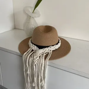 Handgemachter Makramee Fransen Strohhut, BOHO Sonnenhut mit schwarzem Band für Sommer Urlaub.