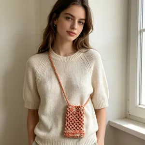 Détail du sac bandoulière pour téléphone au crochet fait main avec texture tissée rétro.