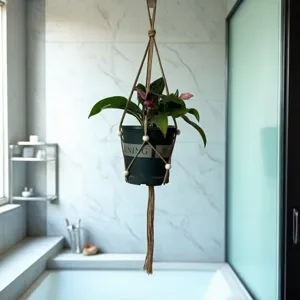 Gedetailleerd overzicht van handgemaakte geweven plantenhanger in boho-stijl met houten kralen.