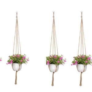 Gedetailleerd overzicht van handgemaakte macramé plantenhanger met witte pot en bloemen.