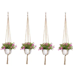 Boheemse handgemaakte geweven plantenhanger met witte pot en roze bloemen voor thuis.