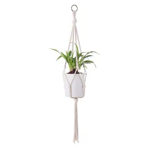 Handgemaakte macrame plantenhanger geweven bohemien muurhanger voor huisdecoratie.