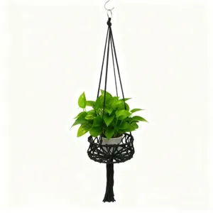 Zwarte macrame plantenhanger, handgeweven katoenen touw hangmand voor bloempotten binnen.