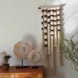 Handgemaakte macramé wandhangers in boho-stijl met bolvormige kwastjes, prachtige wanddecoratie.