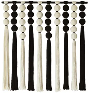 Handgemaakte katoenen bal kwast wandtapijt boho woondecoratie slaapkamer detail.
