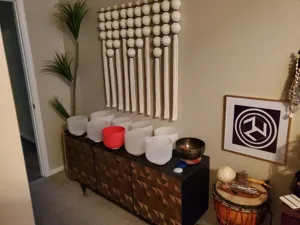 Handgemaakte boho katoen geweven wandtapijt wandhangers met houten kralen en lange kwastjes thuis.