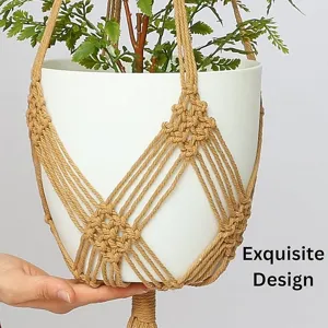 Vue détaillée du support pour plante en macramé avec nœuds complexes sur pot blanc.