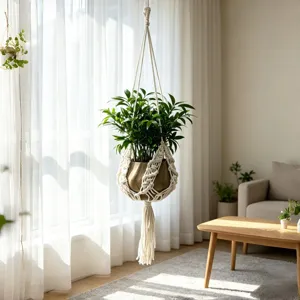 Gedetailleerd overzicht van macrame plantenhanger, geweven katoenen mand met kwast voor interieur.