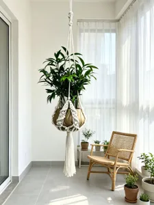 Macrame plantenhanger detail toont handgeweven katoenen touw ontwerp met elegante kwastjes.