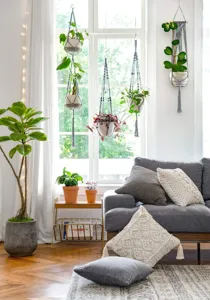 Handgemaakte macramé plantenhanger geweven mand voor interieur tuin wanddecoratie details.