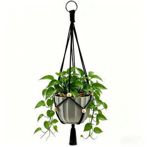 Colgador de plantas de macramé negro hecho a mano con cuentas de madera y maceta decoración.