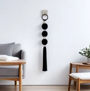 Handgemaakte zwarte bolvormige kwast wanddecoratie minimalistisch katoenen wandtapijt