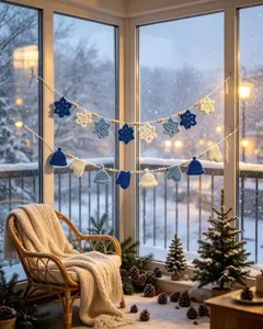 Ghirlanda natalizia lavorata a mano con fiocchi di neve e cappelli per decorazioni festive accoglienti.